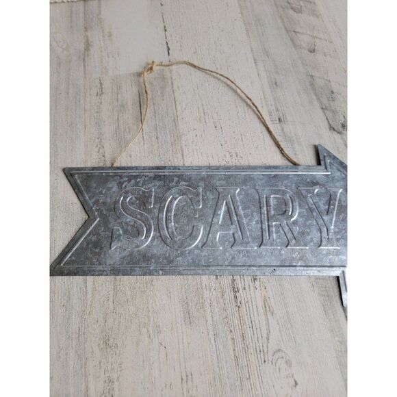 Scary tin Arrow sign Halloween haunted house - Picture 2 of 8